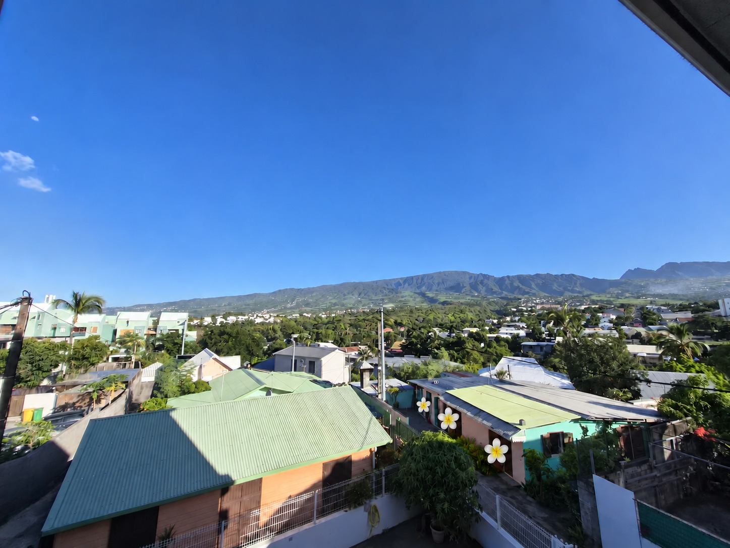 Vue panoramique sur Saint-Louis et les montagnes